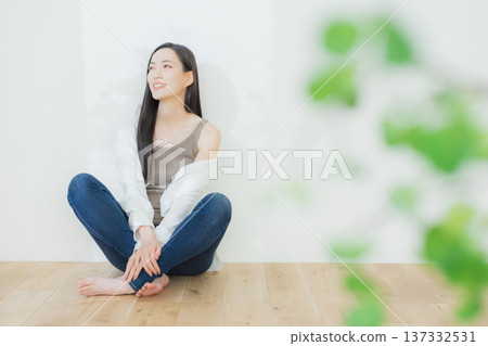 一個穿白襯衫的女人 137332531