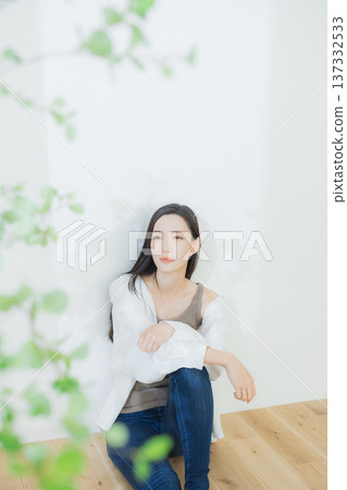 一個穿白襯衫的女人 137332533