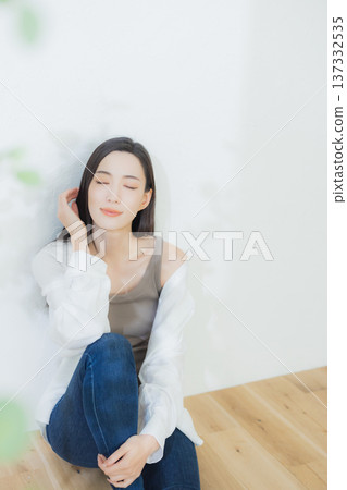 一個穿白襯衫的女人 137332535