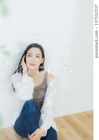 一個穿白襯衫的女人 137332537