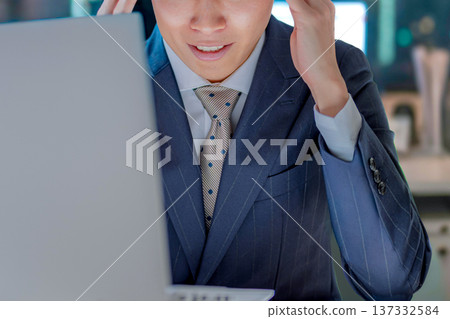 商人憂心忡忡地坐在電腦前,臉上沒有表情 商人憂心忡忡地坐在電腦前,臉上沒有表情 137332584