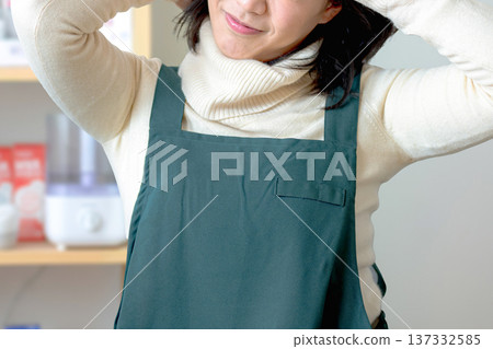 女人歪著頭,沒有臉 女人歪著頭,沒有臉 137332585