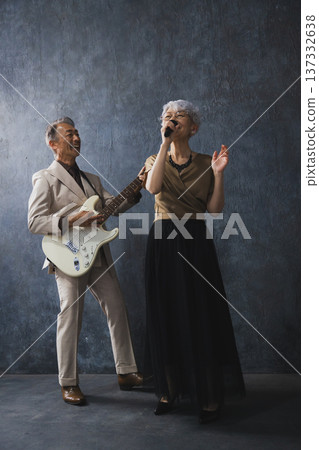 Senior couple of musicians 137332638