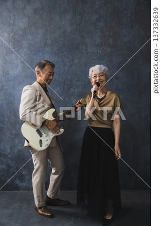 Senior couple of musicians 137332639