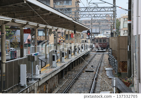 Platform gates with sensors at Shukugawa Station on the Koyo Line 137332705