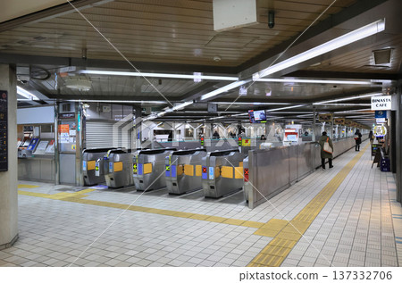 Kita-Osaka Kyuko Line: Senri Chuo Station ticket gate 137332706