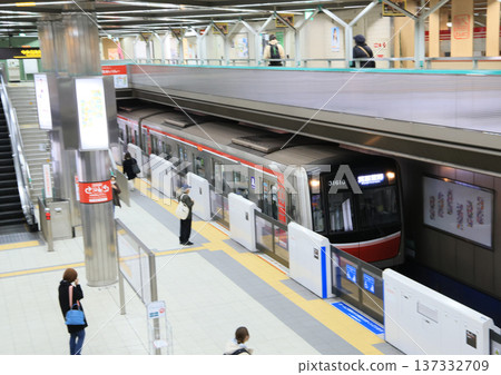 Kita-Osaka Kyuko Line Osaka Metro 30000 series arriving at Senri Chuo Station 137332709