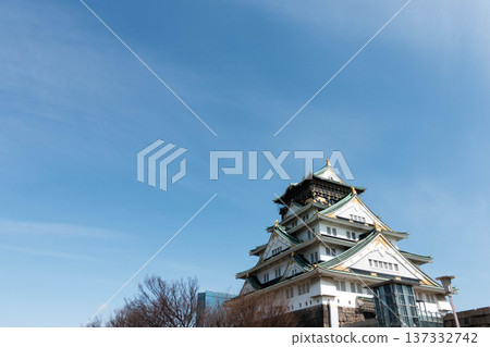 Osaka Castle tower and blue sky (copy space) 137332742