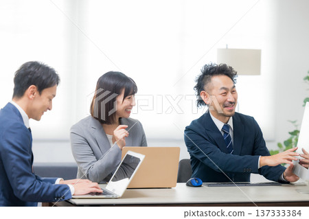 開會的商人 開會的商人 137333384