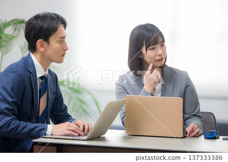 Business people having a meeting Business people having a meeting 137333386