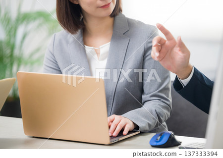 Business people having a meeting 137333394
