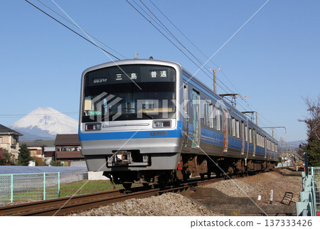 伊豆箱根鐵道7000系列和富士山 137333426