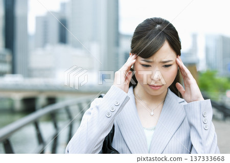 女商人摀著頭 137333668