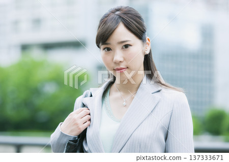 一位職業婦女正在辦公區行走 137333671