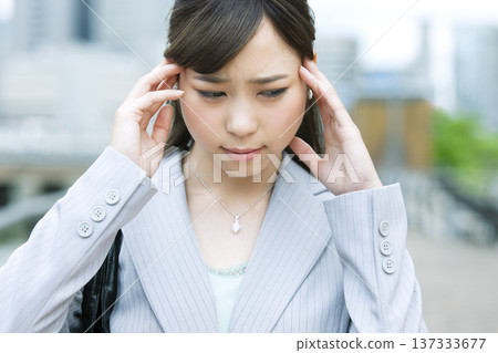 Business woman holding her head 137333677