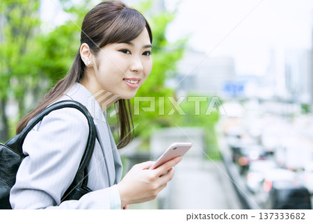 Business woman with a smartphone 137333682