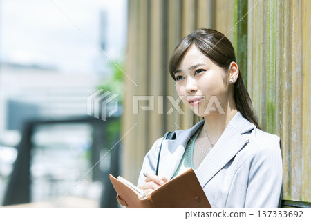 手持筆記本的職業女性 137333692