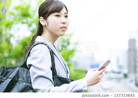 手持智慧型手機的商務女性 137333693