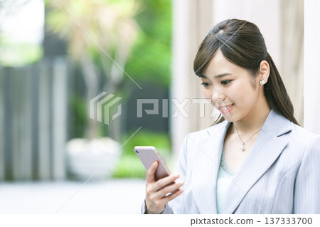 手持智慧型手機的商務女性 137333700