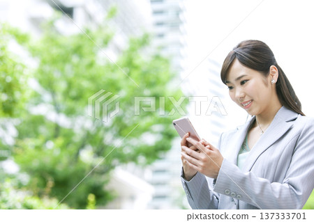 手持智慧型手機的商務女性 137333701
