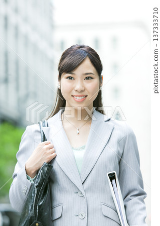 一位職業婦女正在辦公區行走 137333710