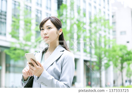 手持智慧型手機的商務女性 137333725