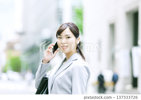 Business woman calling on smartphone Business woman calling on smartphone 137333726