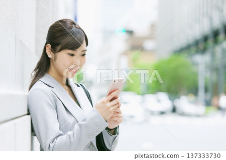 手持智慧型手機的商務女性 137333730