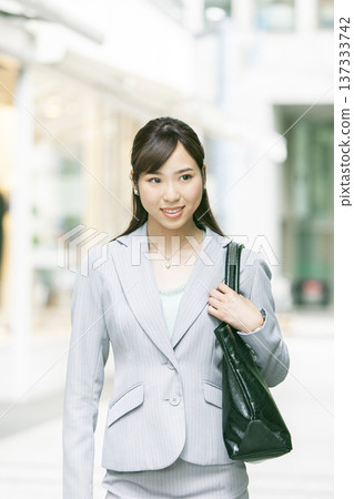 一位職業婦女正在辦公區行走 137333742