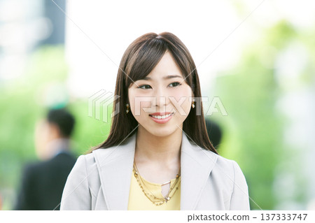 一位職業婦女正在辦公區行走 137333747