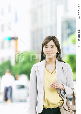 一位職業婦女正在辦公區行走 137333752