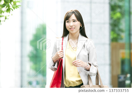 手提購物袋的女商人 137333755