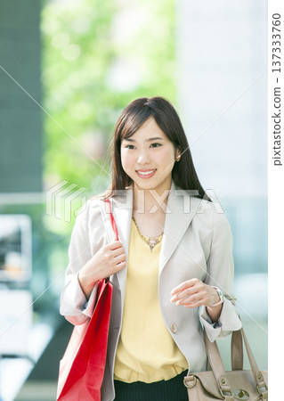 Business woman with shopping bags Business woman with shopping bags 137333760