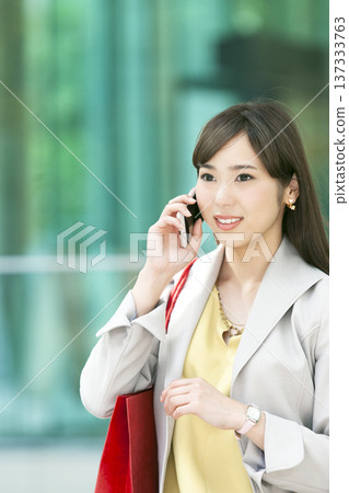 一位女商人用智慧型手機打電話 137333763