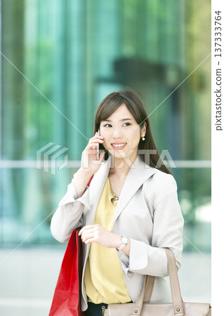 一位女商人用智慧型手機打電話 137333764