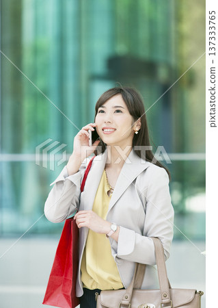 一位女商人用智慧型手機打電話 137333765