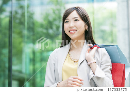 手提購物袋的女商人 137333775
