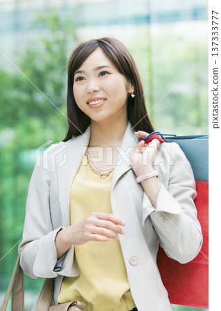 手提購物袋的女商人 137333777