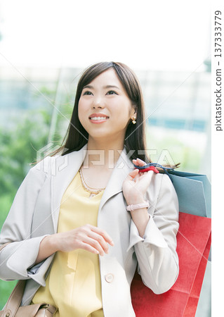 手提購物袋的女商人 137333779