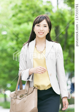 一位職業婦女正在辦公區行走 137333781