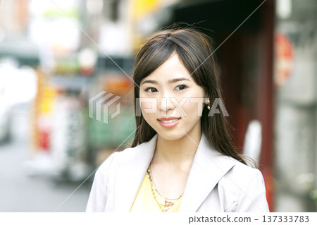 一位職業婦女正在辦公區行走 137333783