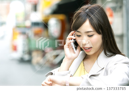 Business woman calling on smartphone 137333785
