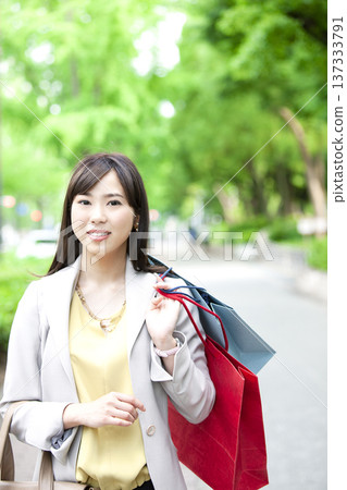 Business woman with shopping bags 137333791