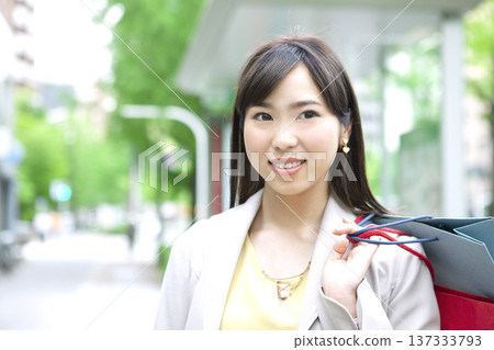 手提購物袋的女商人 137333793
