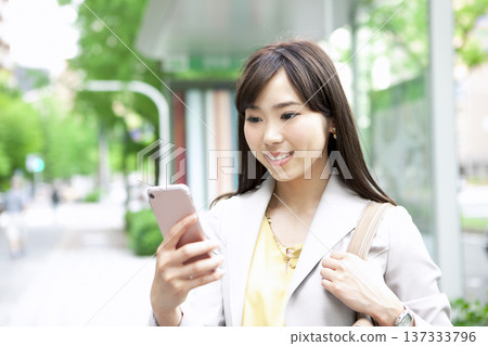 手持智慧型手機的商務女性 137333796