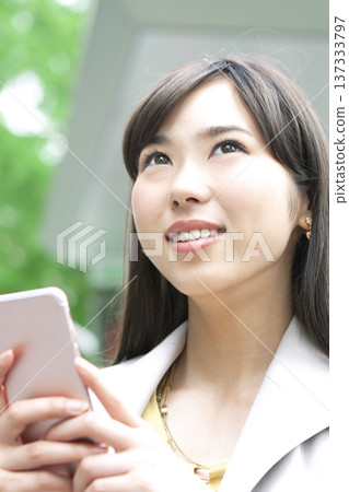 手持智慧型手機的商務女性 137333797