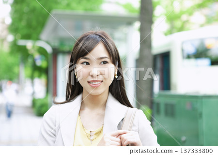 一位職業婦女正在辦公區行走 137333800