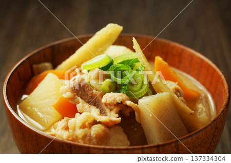 Hot pork soup 137334304