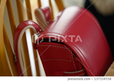 椅子上放著一個紅色書包。 137334556