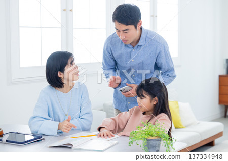 Elementary school students and their families studying at home Elementary school students and their families studying at home 137334948